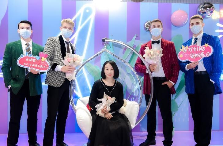 珠澳38名女性横琴创新方同度妇女节 “百万补贴”开启半价享吃喝玩乐购
