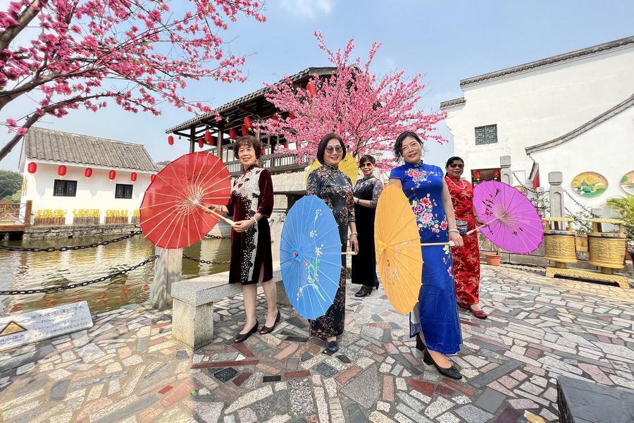 南海影视城旗袍文化节开幕 女士穿旗袍可免费入园游玩