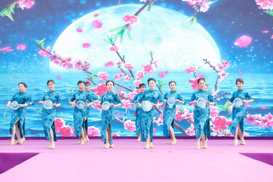 南海影视城旗袍文化节开幕 女士穿旗袍可免费入园游玩