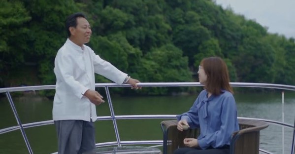 方外酒店的陈船长（左），原先是当地的渔民