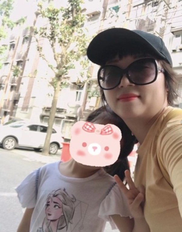 南京老门东花间堂朱雀里酒店的店长汤世群和女儿的合照
