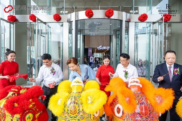 出席领导嘉宾为祥狮点睛